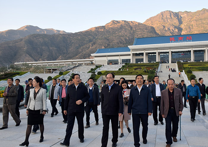全國、省市政協(xié)委員體驗(yàn)蘭渝鐵路、視察階州廣場(chǎng)