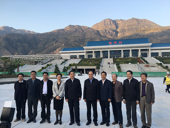 全國、省市政協(xié)委員體驗(yàn)蘭渝鐵路、視察階州廣場(chǎng)