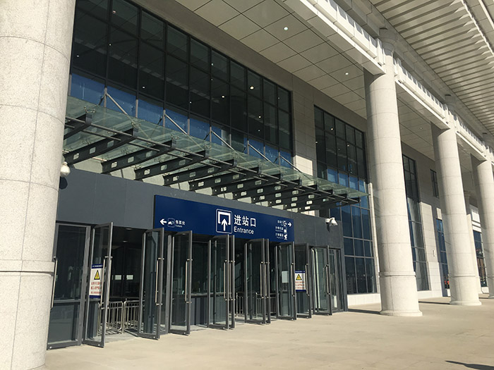 全國、省市政協(xié)委員體驗(yàn)蘭渝鐵路、視察階州廣場(chǎng)
