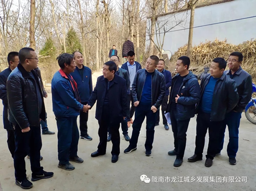 市龍江集團(tuán)在文縣橋頭鎮(zhèn)安子坡村開(kāi)展“解難題、辦實(shí)事、送溫暖”活動(dòng)