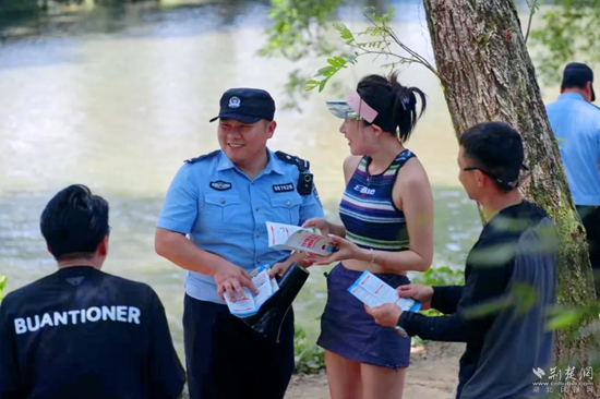 馬橋派出所民警在巡河中開展防溺水宣傳.jpg