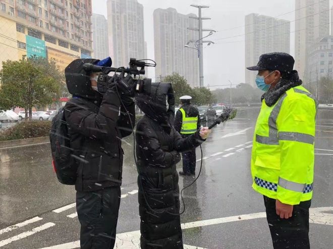 孝感市融媒體中心楊亞玲（風雪中，采訪疫情期間重返一線的退休警察）_副本.jpg.jpg